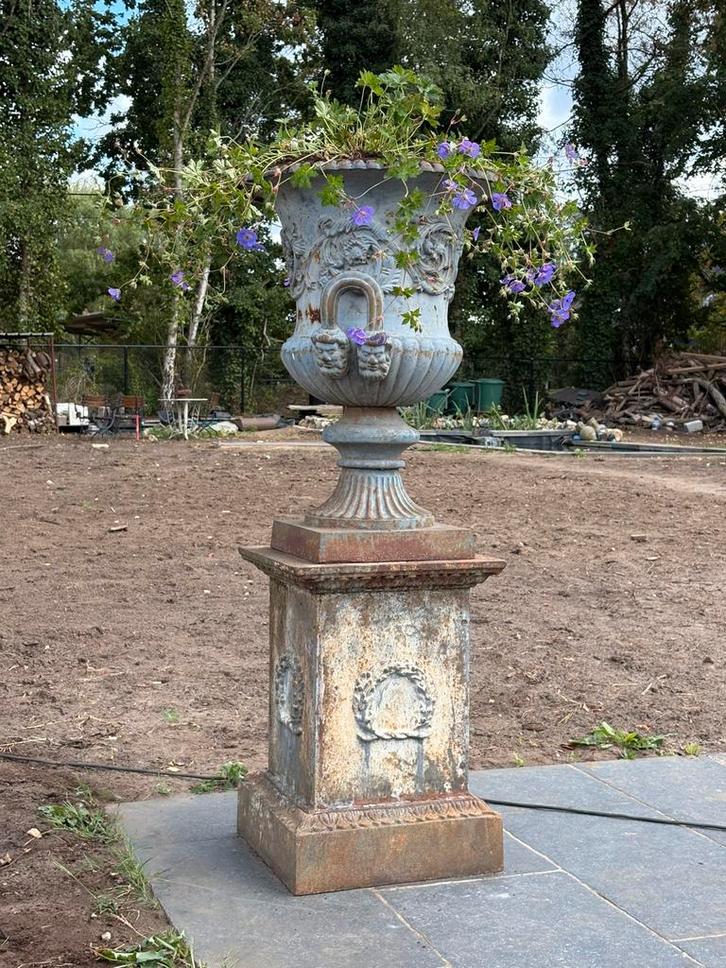 Gietijzeren tuinvaas op sokkel, Tuin en Terras, Tuinvazen, Gebruikt, Ophalen