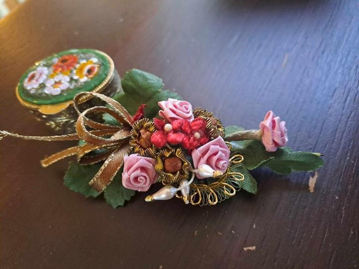 vintage doosje & handgemaakte broche, Diversen, Kerst, Gebruikt, Ophalen of Verzenden