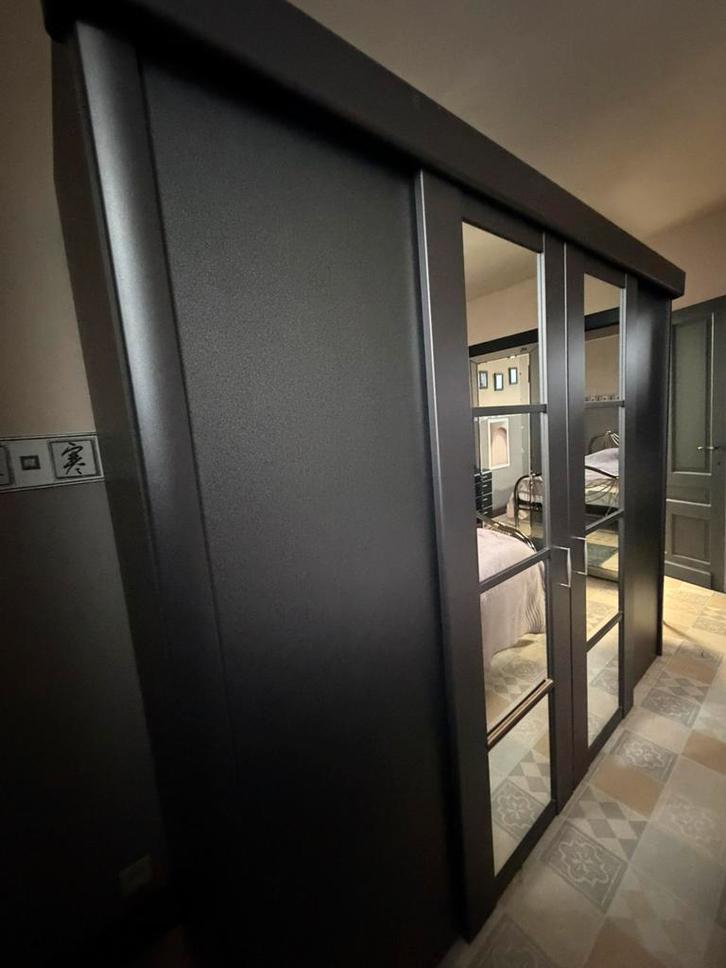 Grande garde-robe noire – portes coulissantes avec miroirs, Bricolage & Construction, Fenêtres & Moustiquaires, Comme neuf, Enlèvement
