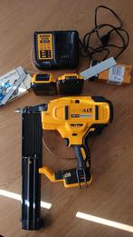 DeWalt nagelpistool met oplader en 2 batterijen., Doe-het-zelf en Bouw, Ophalen, Zo goed als nieuw