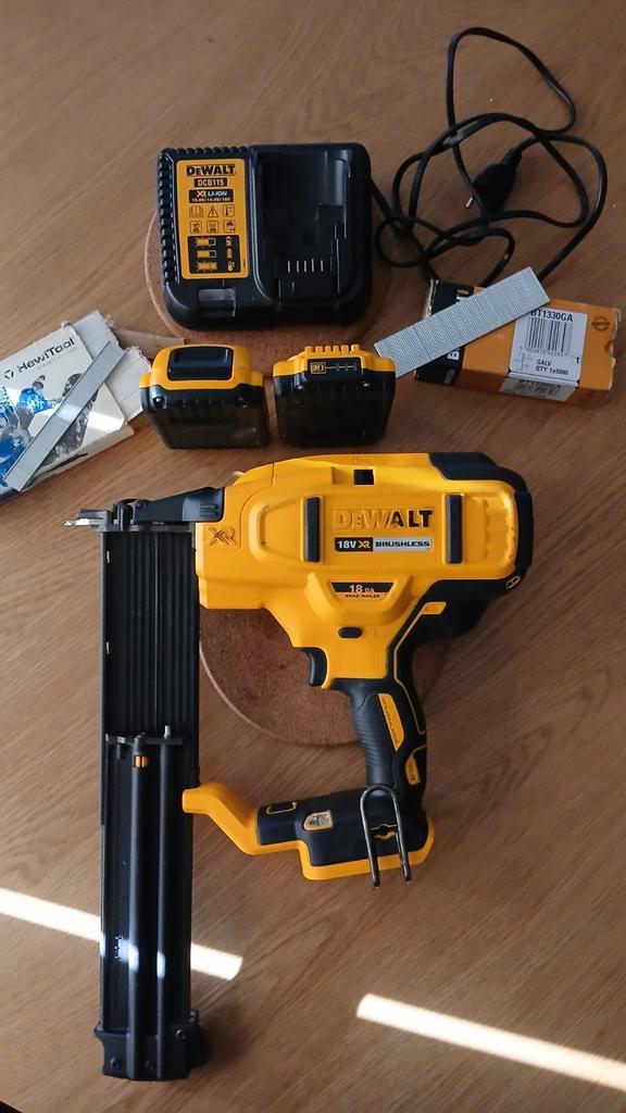 DeWalt nagelpistool met oplader en 2 batterijen., Doe-het-zelf en Bouw, Gereedschap | Overige machines, Zo goed als nieuw, Ophalen