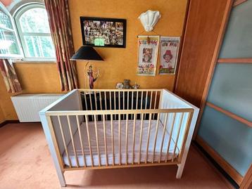 Babybed met Matras beschikbaar voor biedingen