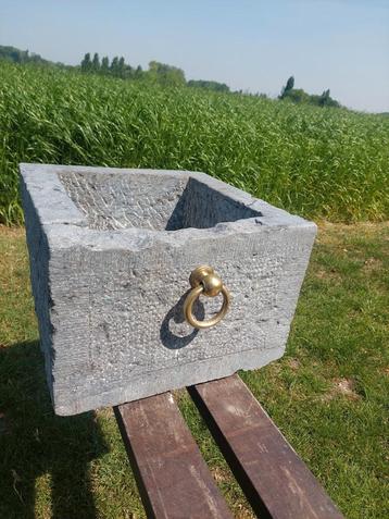 Antieke gekapte vierkante arduinen pompbak beschikbaar voor biedingen