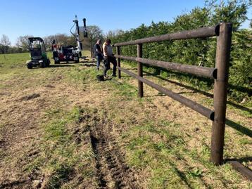 Paardenomheining met 2 of 3 liggers beschikbaar voor biedingen