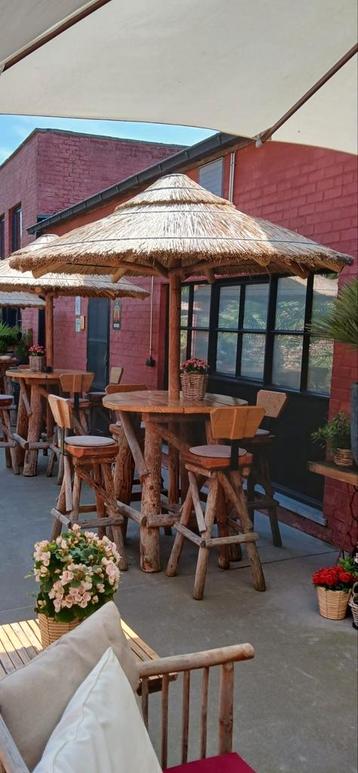Barset met rieten parasol + 4 barkrukken beschikbaar voor biedingen
