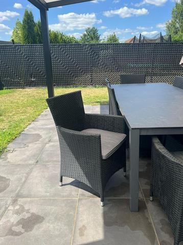Tuintafel met 8 stoelen beschikbaar voor biedingen