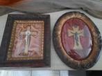 2 antieke kruisbeelden achter bolglas = 15 € per stuk, Antiquités & Art, Antiquités | Objets religieux, Enlèvement