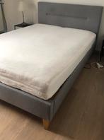 Bed met matras 140x200, Huis en Inrichting, Slaapkamer | Boxsprings, Ophalen, Zo goed als nieuw
