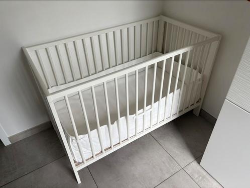Babybedje + beddengoed, Kinderen en Baby's, Kinderkamer | Beddengoed, Zo goed als nieuw, Wit, Ophalen