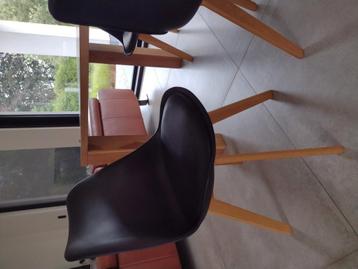 8 zwarte kuipstoelen met eikenhouten mooie poten beschikbaar voor biedingen