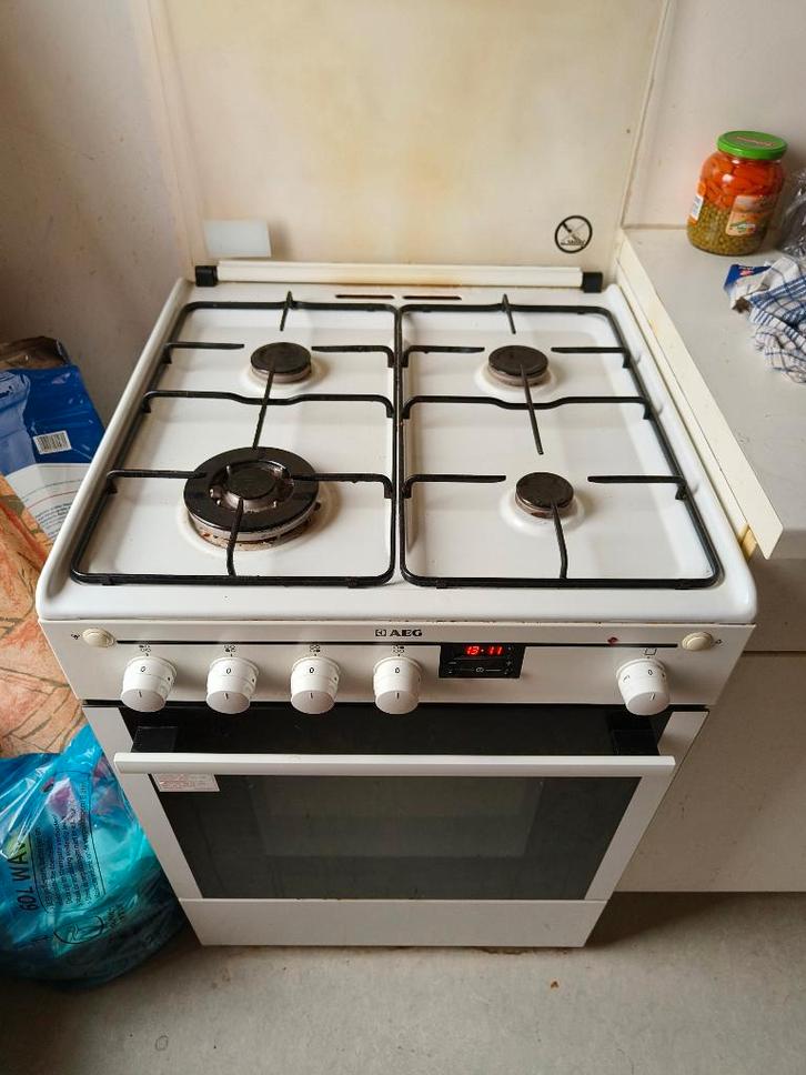 AEG Gasvuur met elektrische ontsteking, Elektronische apparatuur, Fornuizen, Gebruikt, Vrijstaand, Gas, 4 kookzones, 85 tot 90 cm