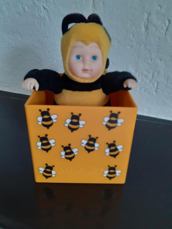 Anne Geddes bijtje in bloembakje, Verzamelen, Poppen, Ophalen of Verzenden