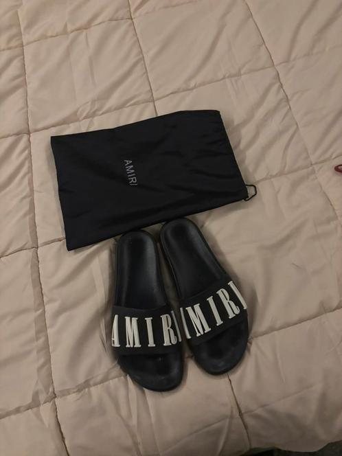 Amiri Logo Slippers – Origineel, Maat 40, Kleding | Heren, Schoenen, Zo goed als nieuw, Slippers, Wit, Ophalen of Verzenden