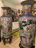 PRETTY COUPLE CHINESE VASES SPECIAL MOTIFS WITH THE HIGHEST, Ophalen