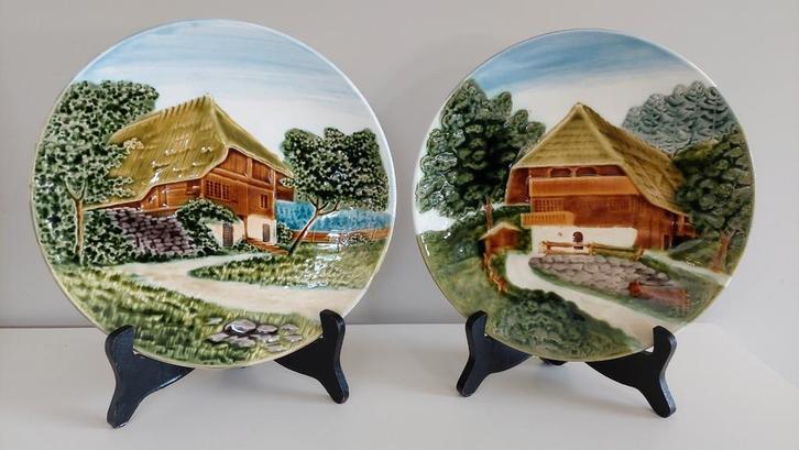 2 prachtige vintage duitse Majolica sierborden - chalets, Antiek en Kunst, Antiek | Wandborden en Tegels, Ophalen of Verzenden