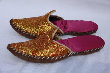 Vintage handgemaakte Arabische slippers in leder en satijn