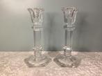 2 kandelaars in geperst glas. 051/AB, Ophalen