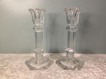 2 kandelaars in geperst glas. 051/AB beschikbaar voor biedingen