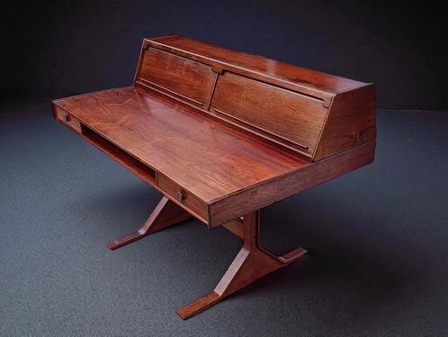Gianfranco Frattini bureau desk 1960s Bernini rosewood, Antiek en Kunst, Antiek | Meubels | Tafels, Ophalen of Verzenden