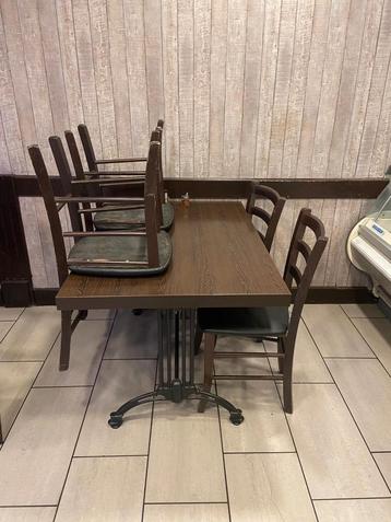 Tafel en stoelen  beschikbaar voor biedingen
