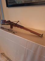 Oude kruisboog met koordopspanner, Ophalen