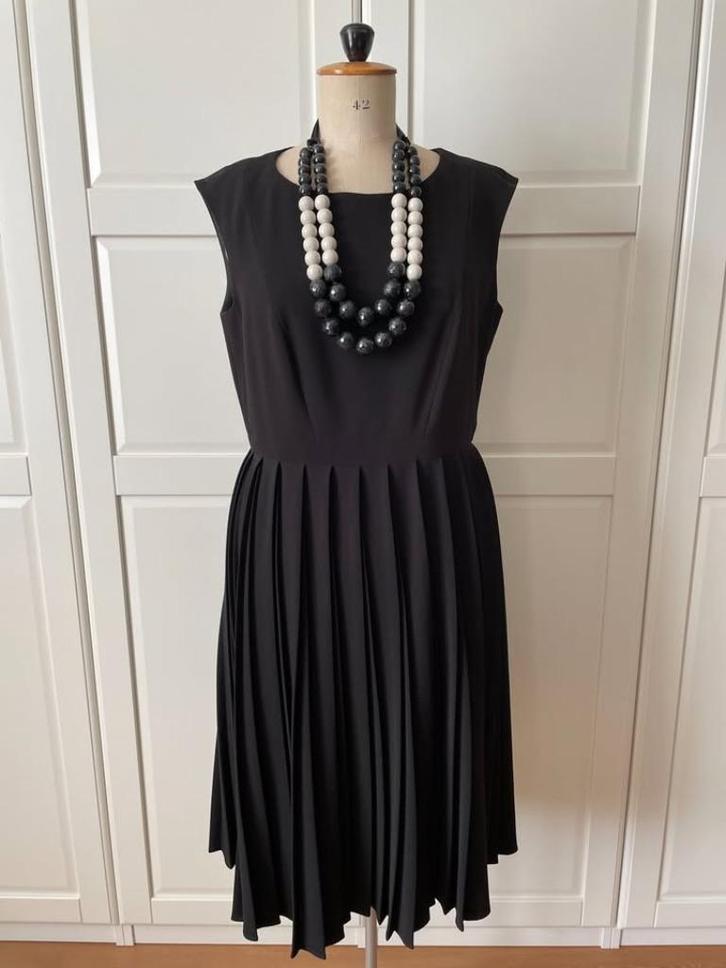 Max Mara Studio 'Pirano' Mouwloze jurk met plooirok - 40/42, Kleding | Dames, Jurken, Nieuw, Maat 42/44 (L), Zwart, Knielengte