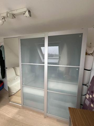 IKEA PAX schuifdeurkast 2 m breed met spiegel en inrichting beschikbaar voor biedingen