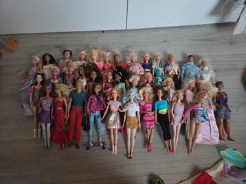 Collectie aan Barbie poppen, meubels, kleren en huizen beschikbaar voor biedingen