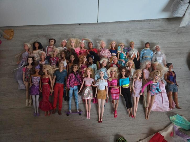 Collectie aan Barbie poppen, meubels, kleren en huizen, Kinderen en Baby's, Speelgoed | Poppen, Gebruikt, Barbie, Ophalen