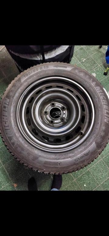 Nieuwe metalen velgen en 195/65/r15 winterband beschikbaar voor biedingen