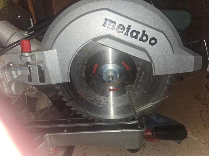 Lange trek en verstekzaak Metabo, Doe-het-zelf en Bouw, Gereedschap | Zaagmachines, Zo goed als nieuw, 600 tot 1200 watt, 70 mm of meer