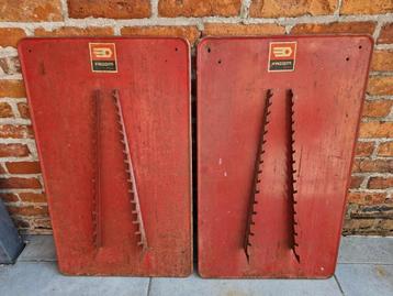 2 oude metalen sleutel rekken Facom (prijs is per stuk) beschikbaar voor biedingen