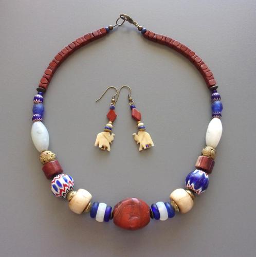 Ketting in oude Afrikaanse kralen, rode jaspis en lapis, Handtassen en Accessoires, Kettingen, Nieuw, Steen of Mineraal, Rood