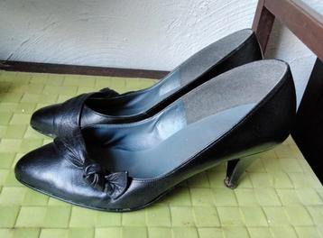 Zeer mooie zwarte leren schoenen met strik van 5 1/2 beschikbaar voor biedingen