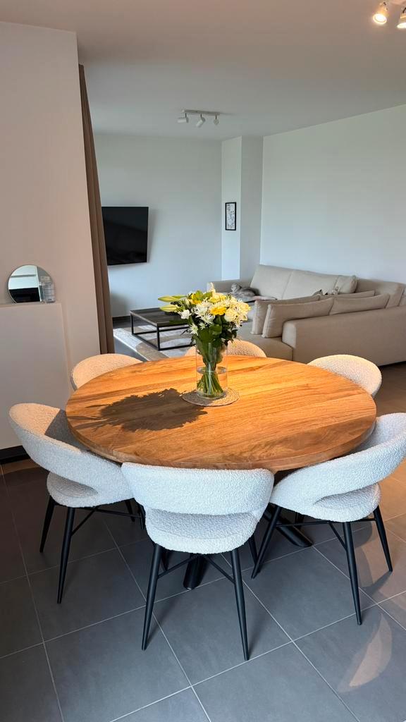 Ronde houten eettafel 150 cm – massieve uitstraling, Huis en Inrichting, Tafels | Eettafels, Zo goed als nieuw, Ophalen