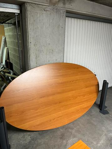 Ovale tafel in houtstijl