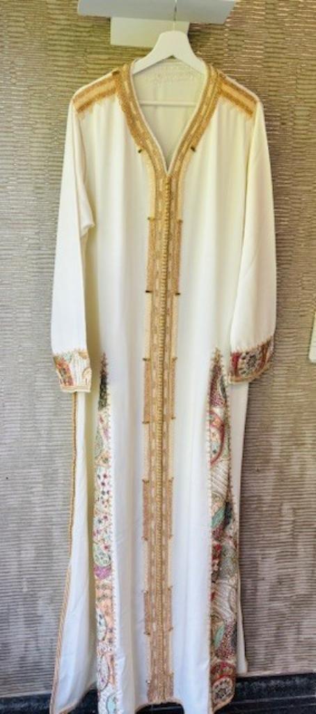 Caftan avec sari - couture perle doré  160€, Kleding | Dames, Trouwkleding en Trouwaccessoires, Nieuw, Wit, Ophalen