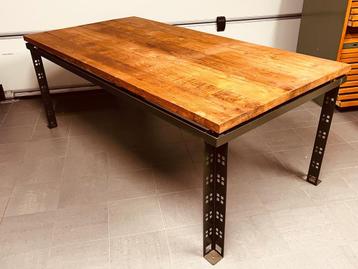 tafel met zwaar houten blas beschikbaar voor biedingen