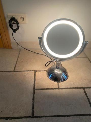 Make-upspiegel met verlichting beschikbaar voor biedingen
