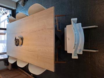 Mooie eettafel met 6 stoelen beschikbaar voor biedingen