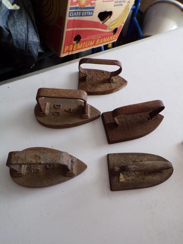 FERS A REPASSER ANCIENS + 2 SEMELLEs, Antiquités & Art, Enlèvement