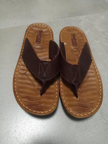 Paire de tongs en cuir brun beschikbaar voor biedingen