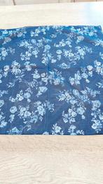 Blauwe sjaal met witte bloemen, Ophalen of Verzenden, Zo goed als nieuw, Sjaal