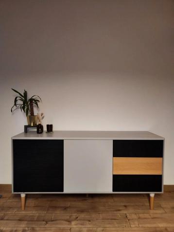 Leuke dressoirkast beschikbaar voor biedingen