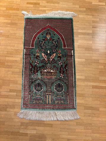 Zijden tapijtje beschikbaar voor biedingen