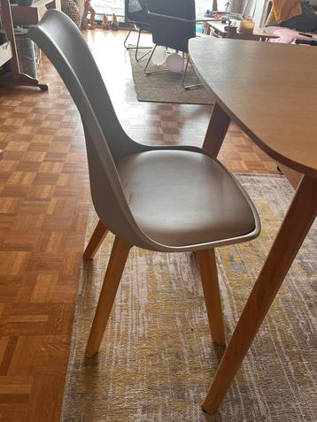 3 eetkamer- of keukenstoelen beschikbaar voor biedingen