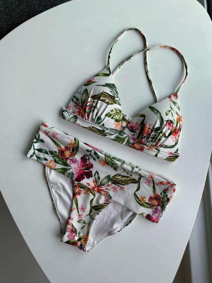 Witte triangel bikini met bloemen (H&M - XS), Kleding | Dames, Badmode en Zwemkleding, Gedragen, Bikini, Wit, Ophalen of Verzenden