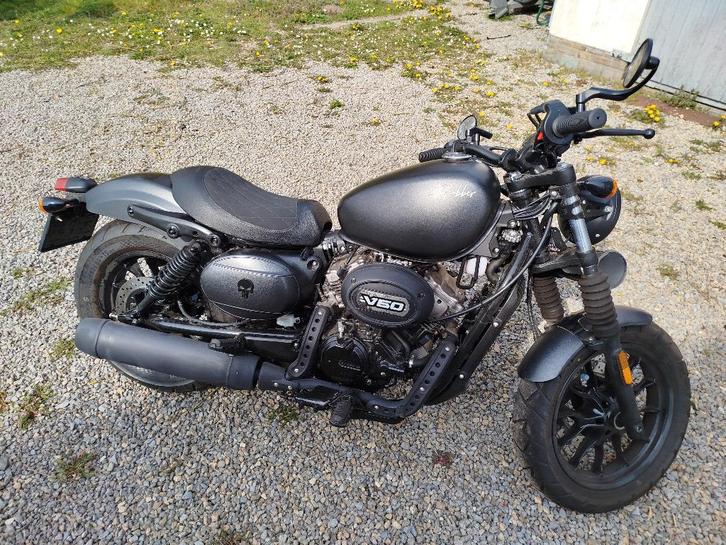 Hyosung bobber 125cc, Motoren, Motoren | Hyosung, Particulier, Chopper, 11 kW of minder, 2 cilinders, LED Verlichting, Ophalen