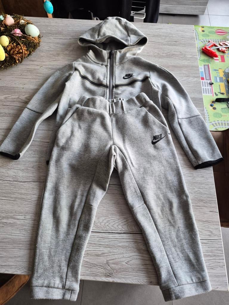 Nike tech jogging grijs maat 98-104, Enfants & Bébés, Vêtements enfant | Taille 104, Garçon, NIKE, Ensemble, Enlèvement