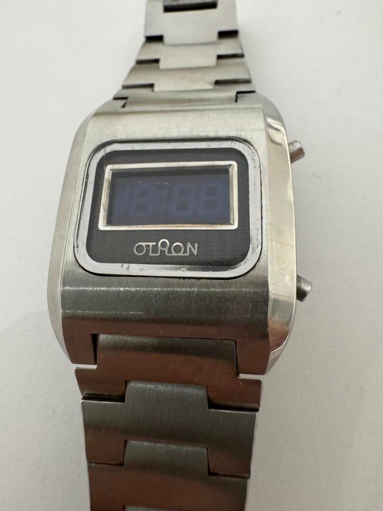 montre Otron quartz lcd acier – pour pièces ou réparation, Antiquités & Art, Enlèvement ou Envoi